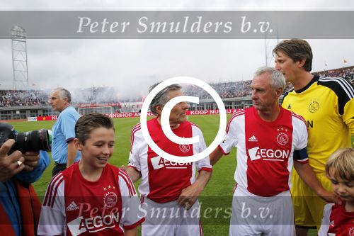Amsterdam 3 juli 2013
Sjaak Swart 75 jaar . Hij viert dat met een wedstrijd met oud ajax spelers in het Olympisch stadion.
Peter Smulders bv