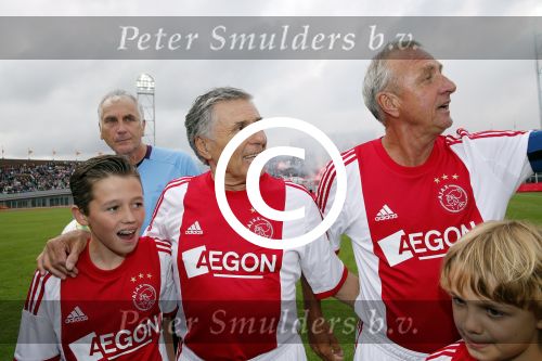 Amsterdam 3 juli 2013
Sjaak Swart 75 jaar . Hij viert dat met een wedstrijd met oud ajax spelers in het Olympisch stadion.
Peter Smulders bv