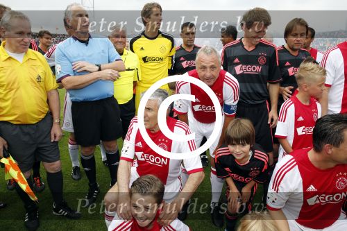 Amsterdam 3 juli 2013
Sjaak Swart 75 jaar . Hij viert dat met een wedstrijd met oud ajax spelers in het Olympisch stadion.
Peter Smulders bv