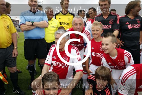 Amsterdam 3 juli 2013
Sjaak Swart 75 jaar . Hij viert dat met een wedstrijd met oud ajax spelers in het Olympisch stadion.
Peter Smulders bv