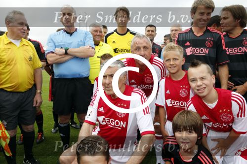 Amsterdam 3 juli 2013
Sjaak Swart 75 jaar . Hij viert dat met een wedstrijd met oud ajax spelers in het Olympisch stadion.
Peter Smulders bv