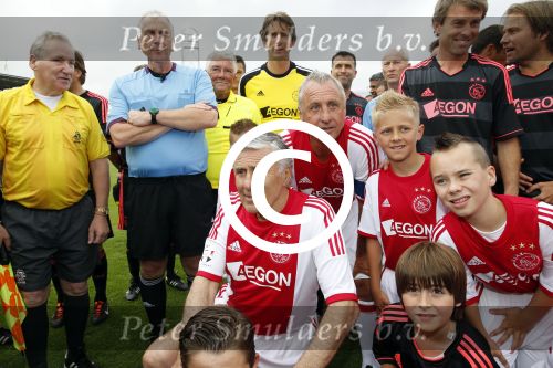 Amsterdam 3 juli 2013
Sjaak Swart 75 jaar . Hij viert dat met een wedstrijd met oud ajax spelers in het Olympisch stadion.
Peter Smulders bv