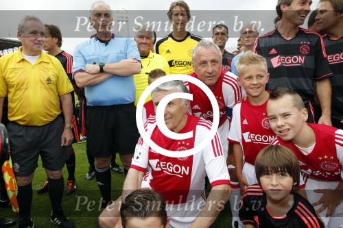 Amsterdam 3 juli 2013
Sjaak Swart 75 jaar . Hij viert dat met een wedstrijd met oud ajax spelers in het Olympisch stadion.
Peter Smulders bv