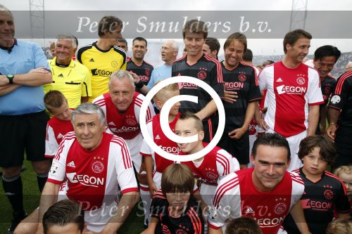 Amsterdam 3 juli 2013
Sjaak Swart 75 jaar . Hij viert dat met een wedstrijd met oud ajax spelers in het Olympisch stadion.
Peter Smulders bv
