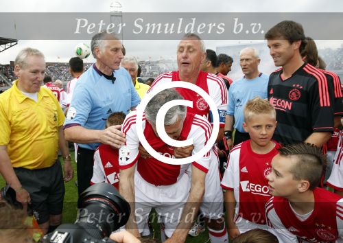 Amsterdam 3 juli 2013
Sjaak Swart 75 jaar . Hij viert dat met een wedstrijd met oud ajax spelers in het Olympisch stadion.
Peter Smulders bv