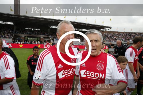 Amsterdam 3 juli 2013
Sjaak Swart 75 jaar . Hij viert dat met een wedstrijd met oud ajax spelers in het Olympisch stadion. Sjaak met oa Johan Cruijff
Peter Smulders bv