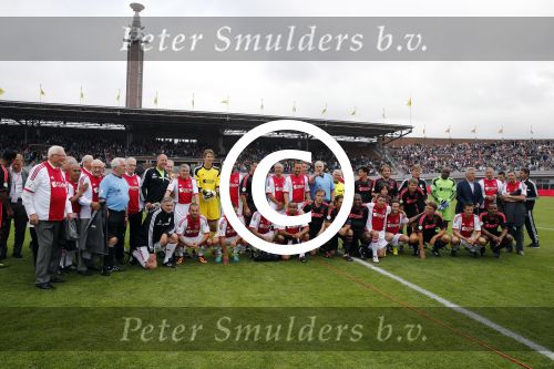 Amsterdam 3 juli 2013
Sjaak Swart 75 jaar . Hij viert dat met een wedstrijd met oud ajax spelers in het Olympisch stadion.
Peter Smulders bv