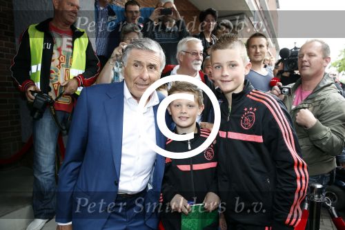 Amsterdam 3 juli 2013
Sjaak Swart 75 jaar . Hij viert dat met een wedstrijd met oud ajax spelers in het Olympisch stadion.
Peter Smulders bv