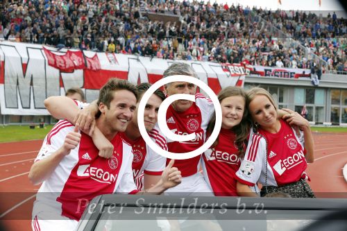 Amsterdam 3 juli 2013
Sjaak Swart 75 jaar . Hij viert dat met een wedstrijd met oud ajax spelers in het Olympisch stadion. Sjaak Swart met zijn kleinkinderen
Peter Smulders bv