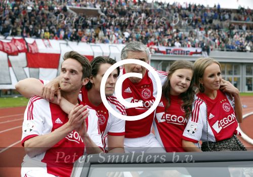 Amsterdam 3 juli 2013
Sjaak Swart 75 jaar . Hij viert dat met een wedstrijd met oud ajax spelers in het Olympisch stadion. Sjaak Swart met zijn kleinkinderen
Peter Smulders bv