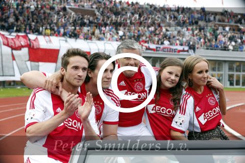 Amsterdam 3 juli 2013
Sjaak Swart 75 jaar . Hij viert dat met een wedstrijd met oud ajax spelers in het Olympisch stadion. Sjaak Swart met zijn kleinkinderen
Peter Smulders bv