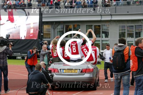 Amsterdam 3 juli 2013
Sjaak Swart 75 jaar . Hij viert dat met een wedstrijd met oud ajax spelers in het Olympisch stadion. Sjaak Swart met zijn kleinkinderen
Peter Smulders bv
