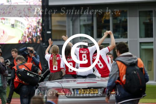 Amsterdam 3 juli 2013
Sjaak Swart 75 jaar . Hij viert dat met een wedstrijd met oud ajax spelers in het Olympisch stadion. Sjaak Swart met zijn kleinkinderen
Peter Smulders bv