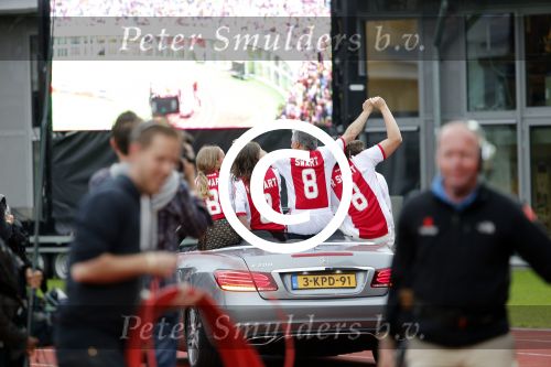 Amsterdam 3 juli 2013
Sjaak Swart 75 jaar . Hij viert dat met een wedstrijd met oud ajax spelers in het Olympisch stadion. Sjaak Swart met zijn kleinkinderen
Peter Smulders bv