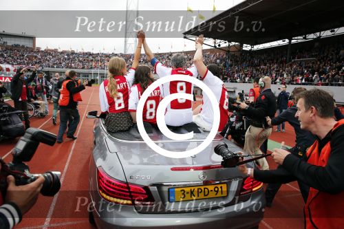 Amsterdam 3 juli 2013
Sjaak Swart 75 jaar . Hij viert dat met een wedstrijd met oud ajax spelers in het Olympisch stadion. Sjaak Swart met zijn kleinkinderen
Peter Smulders bv
