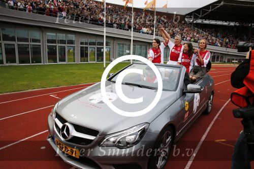 Amsterdam 3 juli 2013
Sjaak Swart 75 jaar . Hij viert dat met een wedstrijd met oud ajax spelers in het Olympisch stadion. Sjaak Swart met zijn kleinkinderen
Peter Smulders bv