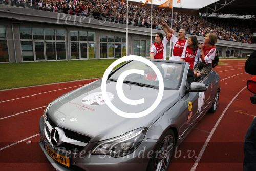 Amsterdam 3 juli 2013
Sjaak Swart 75 jaar . Hij viert dat met een wedstrijd met oud ajax spelers in het Olympisch stadion. Sjaak Swart met zijn kleinkinderen
Peter Smulders bv