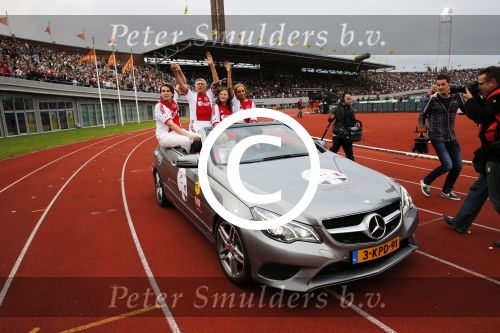 Amsterdam 3 juli 2013
Sjaak Swart 75 jaar . Hij viert dat met een wedstrijd met oud ajax spelers in het Olympisch stadion. Sjaak Swart met zijn kleinkinderen
Peter Smulders bv