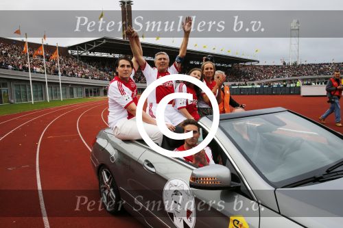 Amsterdam 3 juli 2013
Sjaak Swart 75 jaar . Hij viert dat met een wedstrijd met oud ajax spelers in het Olympisch stadion. Sjaak Swart met zijn kleinkinderen
Peter Smulders bv