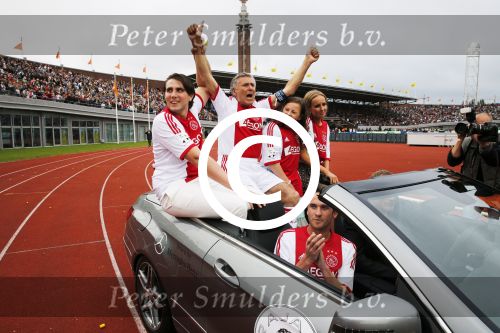 Amsterdam 3 juli 2013
Sjaak Swart 75 jaar . Hij viert dat met een wedstrijd met oud ajax spelers in het Olympisch stadion. Sjaak Swart met zijn kleinkinderen
Peter Smulders bv