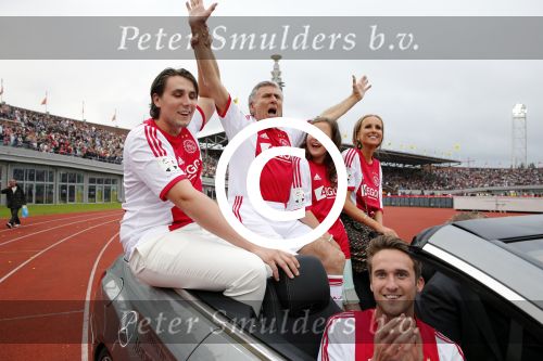 Amsterdam 3 juli 2013
Sjaak Swart 75 jaar . Hij viert dat met een wedstrijd met oud ajax spelers in het Olympisch stadion. Sjaak Swart met zijn kleinkinderen
Peter Smulders bv