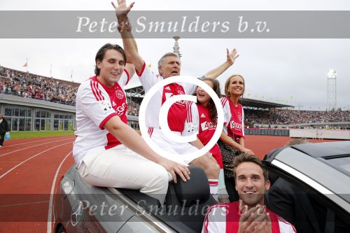 Amsterdam 3 juli 2013
Sjaak Swart 75 jaar . Hij viert dat met een wedstrijd met oud ajax spelers in het Olympisch stadion. Sjaak Swart met zijn kleinkinderen
Peter Smulders bv