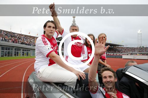 Amsterdam 3 juli 2013
Sjaak Swart 75 jaar . Hij viert dat met een wedstrijd met oud ajax spelers in het Olympisch stadion. Sjaak Swart met zijn kleinkinderen
Peter Smulders bv