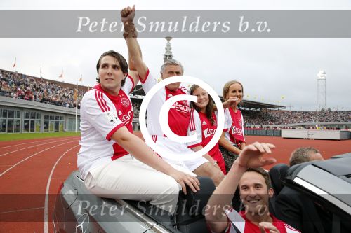 Amsterdam 3 juli 2013
Sjaak Swart 75 jaar . Hij viert dat met een wedstrijd met oud ajax spelers in het Olympisch stadion. Sjaak Swart met zijn kleinkinderen
Peter Smulders bv
