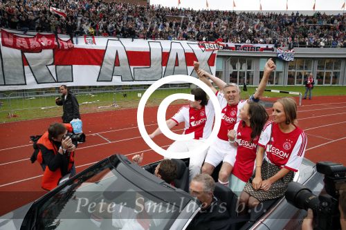 Amsterdam 3 juli 2013
Sjaak Swart 75 jaar . Hij viert dat met een wedstrijd met oud ajax spelers in het Olympisch stadion. Sjaak Swart met zijn kleinkinderen
Peter Smulders bv