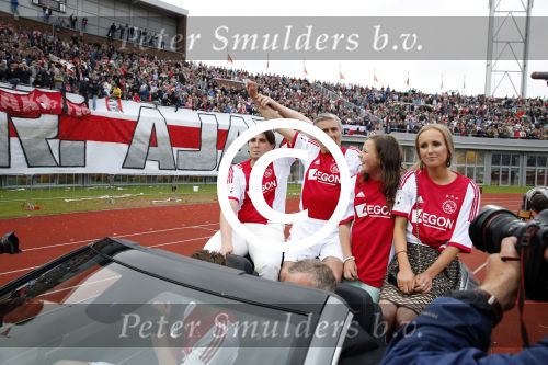 Amsterdam 3 juli 2013
Sjaak Swart 75 jaar . Hij viert dat met een wedstrijd met oud ajax spelers in het Olympisch stadion. Sjaak Swart met zijn kleinkinderen
Peter Smulders bv