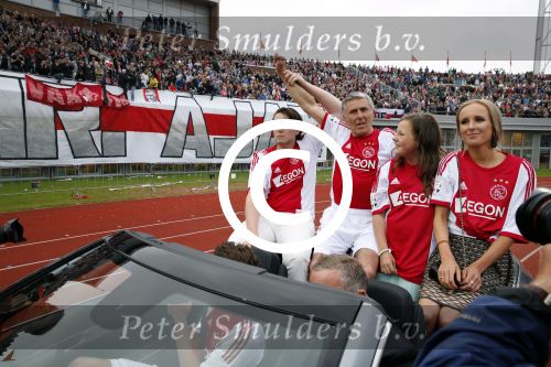 Amsterdam 3 juli 2013
Sjaak Swart 75 jaar . Hij viert dat met een wedstrijd met oud ajax spelers in het Olympisch stadion. Sjaak Swart met zijn kleinkinderen
Peter Smulders bv