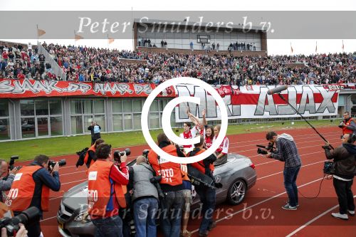 Amsterdam 3 juli 2013
Sjaak Swart 75 jaar . Hij viert dat met een wedstrijd met oud ajax spelers in het Olympisch stadion. Sjaak Swart met zijn kleinkinderen
Peter Smulders bv