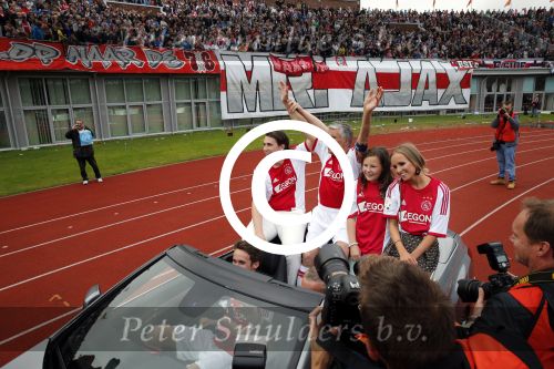 Amsterdam 3 juli 2013
Sjaak Swart 75 jaar . Hij viert dat met een wedstrijd met oud ajax spelers in het Olympisch stadion. Sjaak Swart met zijn kleinkinderen
Peter Smulders bv