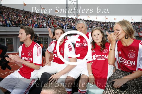 Amsterdam 3 juli 2013
Sjaak Swart 75 jaar . Hij viert dat met een wedstrijd met oud ajax spelers in het Olympisch stadion. Sjaak Swart met zijn kleinkinderen
Peter Smulders bv