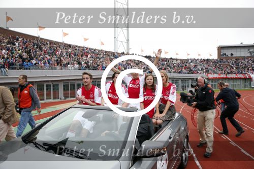 Amsterdam 3 juli 2013
Sjaak Swart 75 jaar . Hij viert dat met een wedstrijd met oud ajax spelers in het Olympisch stadion. Sjaak Swart met zijn kleinkinderen
Peter Smulders bv