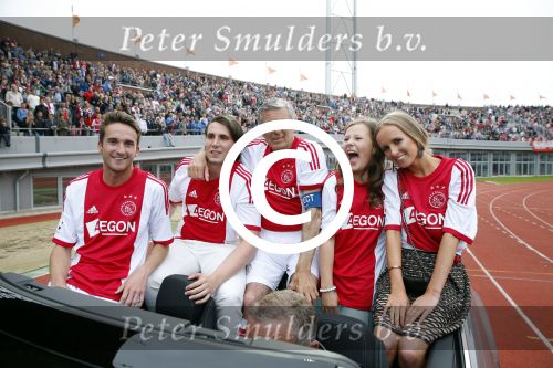 Amsterdam 3 juli 2013
Sjaak Swart 75 jaar . Hij viert dat met een wedstrijd met oud ajax spelers in het Olympisch stadion. Sjaak Swart met zijn kleinkinderen
Peter Smulders bv