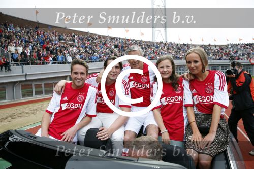 Amsterdam 3 juli 2013
Sjaak Swart 75 jaar . Hij viert dat met een wedstrijd met oud ajax spelers in het Olympisch stadion. Sjaak Swart met zijn kleinkinderen
Peter Smulders bv