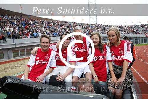 Amsterdam 3 juli 2013
Sjaak Swart 75 jaar . Hij viert dat met een wedstrijd met oud ajax spelers in het Olympisch stadion. Sjaak Swart met zijn kleinkinderen
Peter Smulders bv