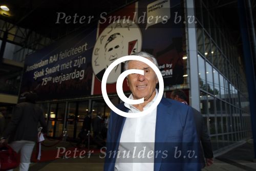 Amsterdam 3 juli 2013
Sjaak Swart 75 jaar . Hij viert dat met een wedstrijd met oud ajax spelers in het Olympisch stadion.
Peter Smulders bv