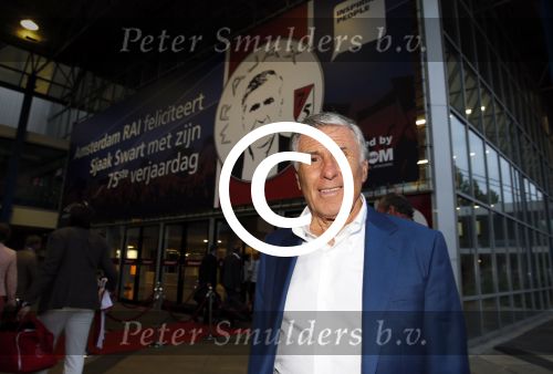 Amsterdam 3 juli 2013
Sjaak Swart 75 jaar . Hij viert dat met een wedstrijd met oud ajax spelers in het Olympisch stadion.
Peter Smulders bv