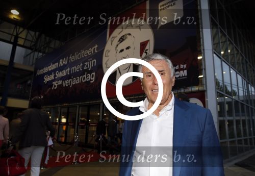 Amsterdam 3 juli 2013
Sjaak Swart 75 jaar . Hij viert dat met een wedstrijd met oud ajax spelers in het Olympisch stadion.
Peter Smulders bv