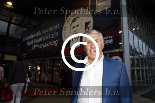 Amsterdam 3 juli 2013
Sjaak Swart 75 jaar . Hij viert dat met een wedstrijd met oud ajax spelers in het Olympisch stadion.
Peter Smulders bv