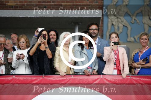 Amsterdam 3 juli 2013
Sjaak Swart 75 jaar . Hij viert dat met een wedstrijd met oud ajax spelers in het Olympisch stadion. familie vrouw en kinderen Sjaak
Peter Smulders bv