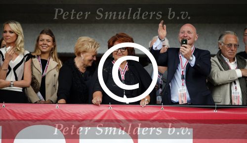 Amsterdam 3 juli 2013
Sjaak Swart 75 jaar . Hij viert dat met een wedstrijd met oud ajax spelers in het Olympisch stadion. familie vrouw en kinderen Sjaak
Peter Smulders bv