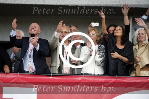 Amsterdam 3 juli 2013
Sjaak Swart 75 jaar . Hij viert dat met een wedstrijd met oud ajax spelers in het Olympisch stadion. familie vrouw en kinderen Sjaak
Peter Smulders bv