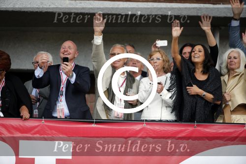 Amsterdam 3 juli 2013
Sjaak Swart 75 jaar . Hij viert dat met een wedstrijd met oud ajax spelers in het Olympisch stadion. familie vrouw en kinderen Sjaak
Peter Smulders bv