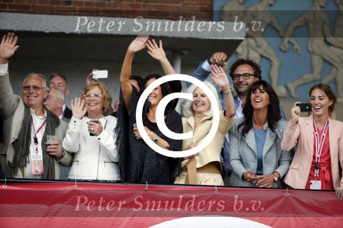 Amsterdam 3 juli 2013
Sjaak Swart 75 jaar . Hij viert dat met een wedstrijd met oud ajax spelers in het Olympisch stadion. familie vrouw en kinderen Sjaak
Peter Smulders bv