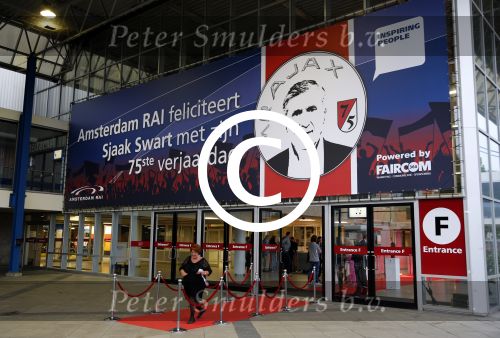 Amsterdam 3 juli 2013
Sjaak Swart 75 jaar . Hij viert dat met een wedstrijd met oud ajax spelers in het Olympisch stadion.
Peter Smulders bv