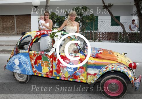 ibiza 12 juli 2013
Jan Reus en Sonja Bakker trouwen bij strandtent Sa Flama op ibiza alle 5 hun kinderen inclusief Bram zijn natuurlijk aanwezig.
Peter Smulders bv