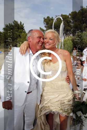ibiza 12 juli 2013
Jan Reus en Sonja Bakker trouwen bij strandtent Sa Flama op ibiza alle 5 hun kinderen inclusief Bram zijn natuurlijk aanwezig.
Peter Smulders bv